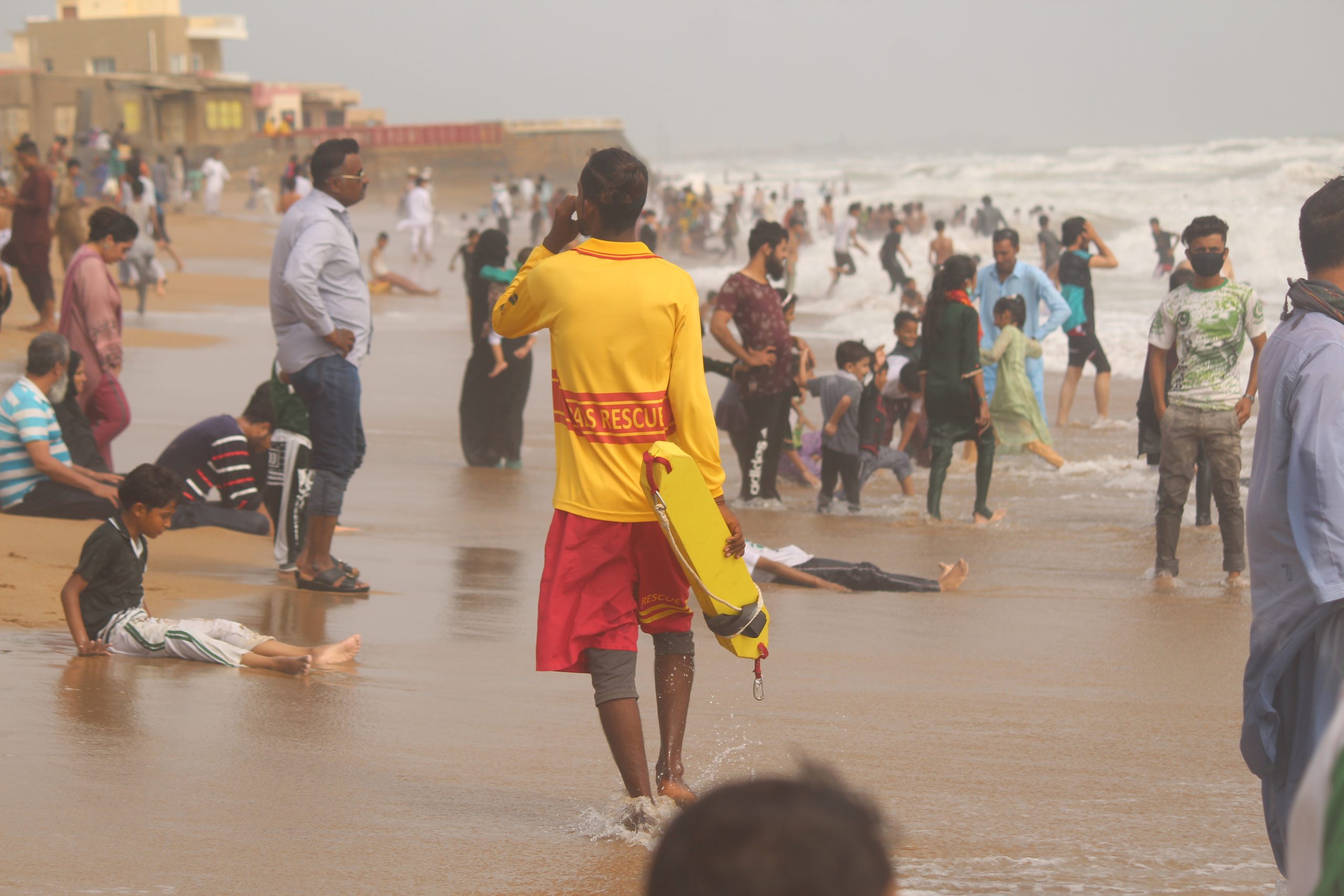 IMG_1859 Volunteers cleaning Karachi’s beaches during a PALS Rescue event to protect marine life.